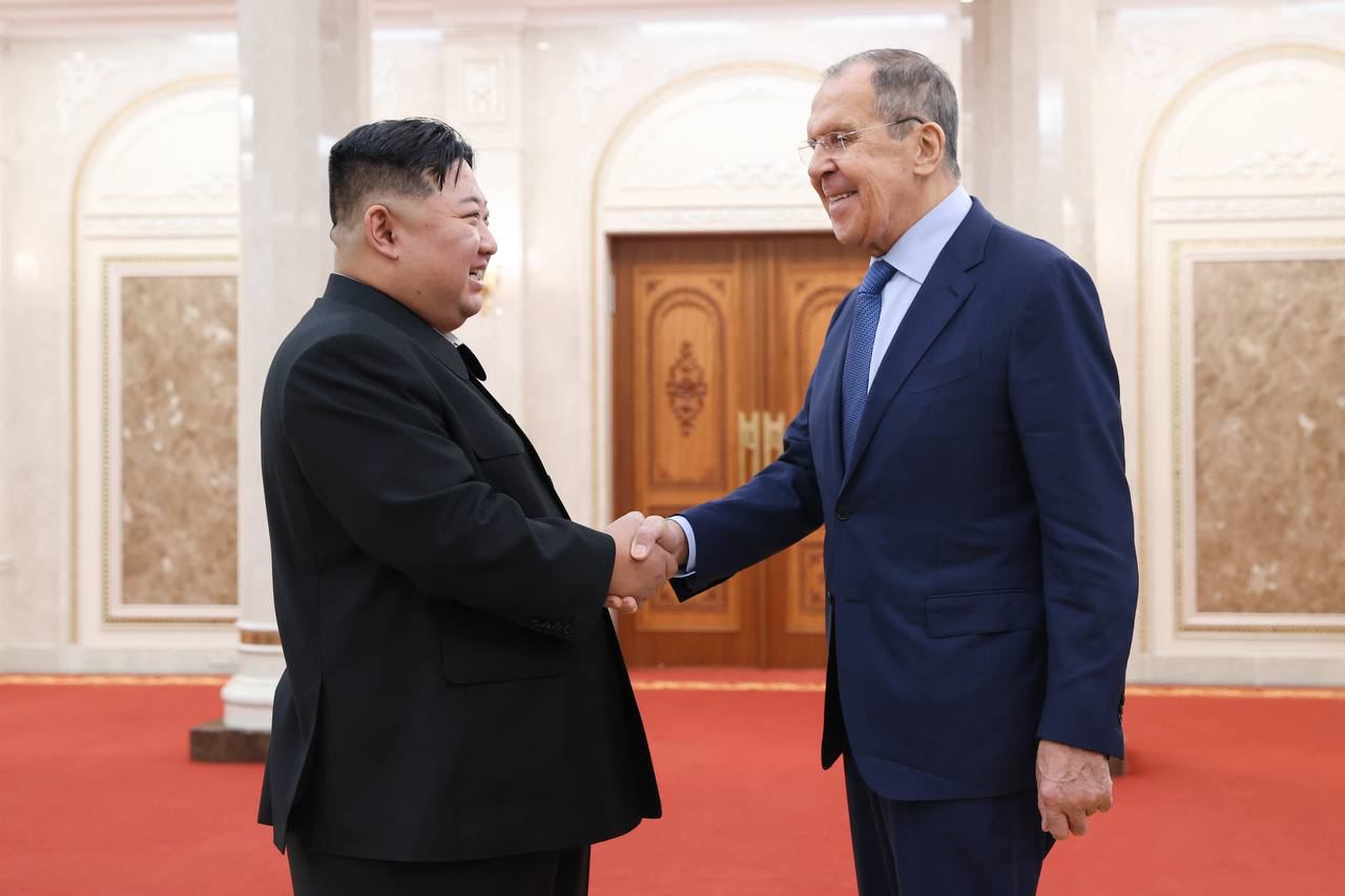 Kim Jong Un received the Russian Minister of Foreign Affairs, Sergey Lavrov, in Pyongyang, and the meeting lasted just over an hour, as reported by the Russian Ministry of Foreign Affairs.